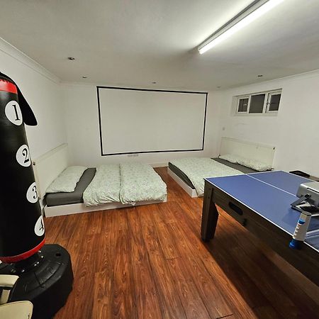 Large Annexe With Games Room Pool Table Ping Pong Air Hockey Movie Projector Windsor Exterior photo