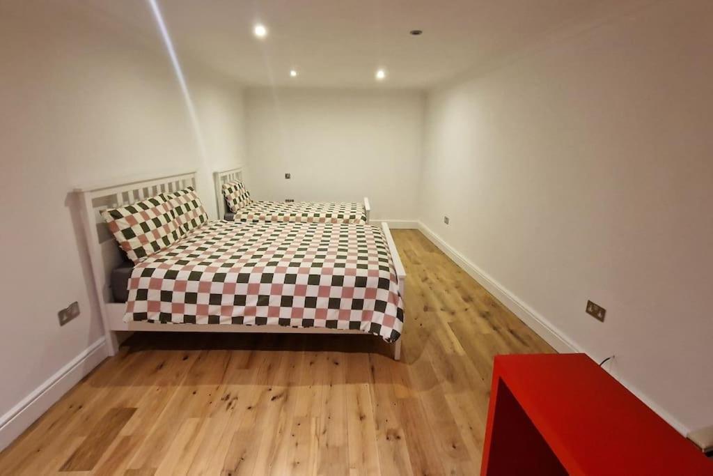 Large Annexe With Games Room Pool Table Ping Pong Air Hockey Movie Projector Windsor Exterior photo