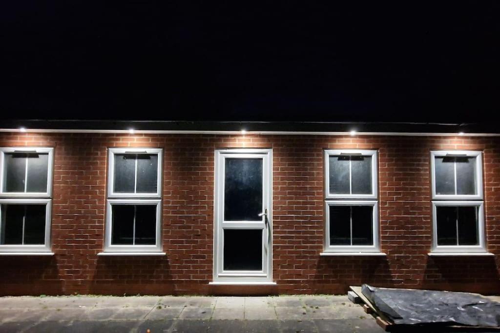 Large Annexe With Games Room Pool Table Ping Pong Air Hockey Movie Projector Windsor Exterior photo